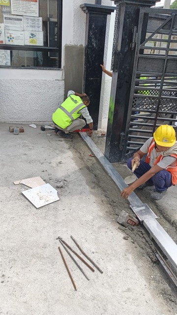 Aluminium floor channel installation at the Airtel Jalandhar data centre entry gate